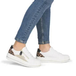 Remonte White and Leo Platform Trainer|D1C0185